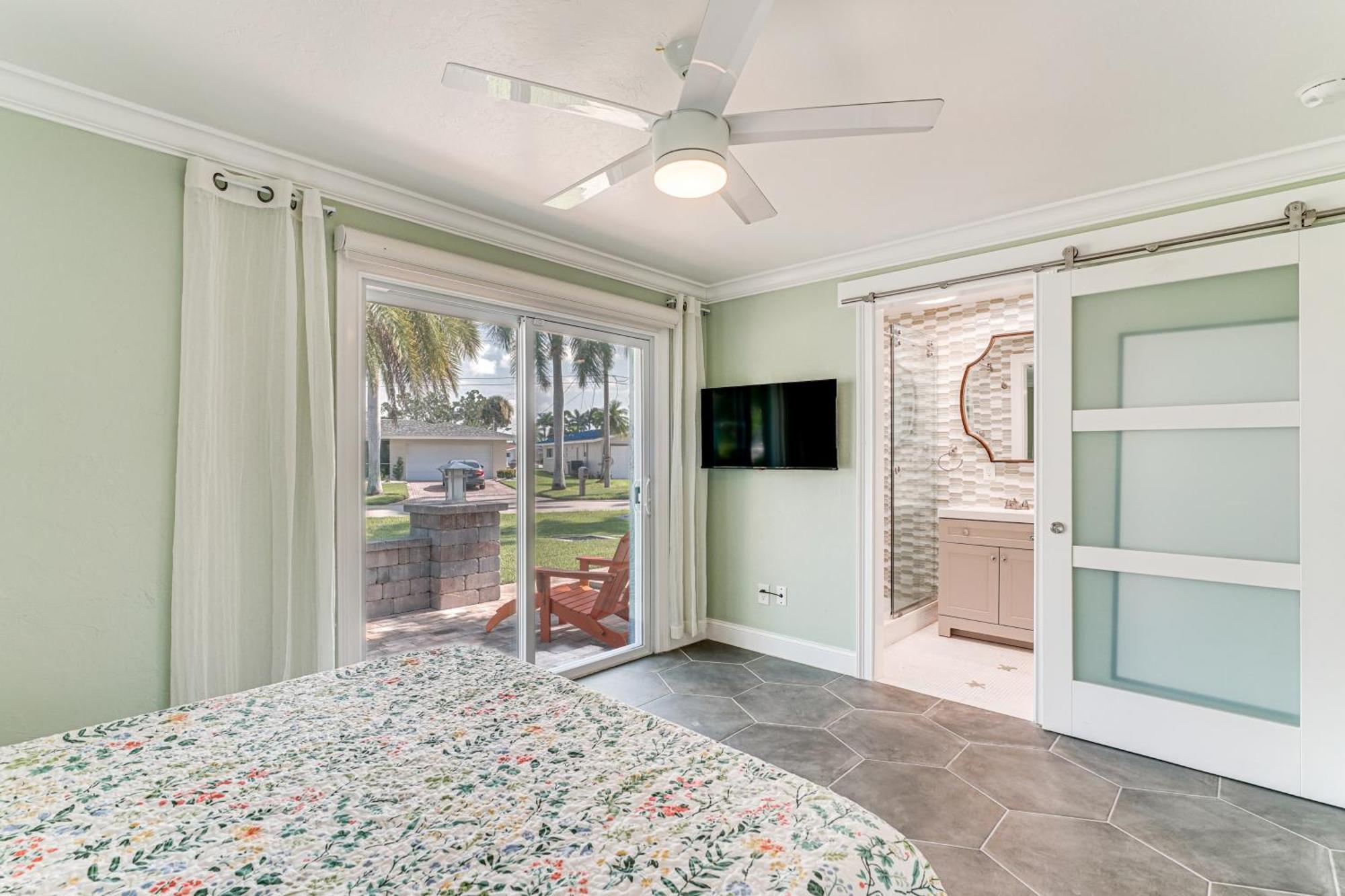 Bright Cape Coral Home With Patio Walk To Beach! 외부 사진