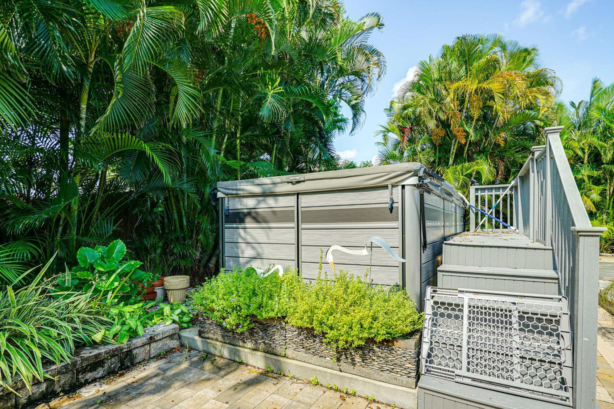 Bright Cape Coral Home With Patio Walk To Beach! 외부 사진