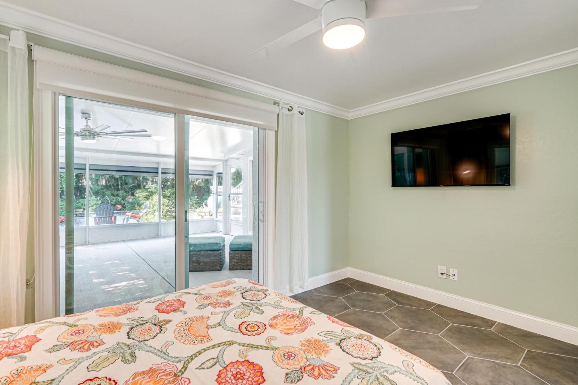 Bright Cape Coral Home With Patio Walk To Beach! 외부 사진